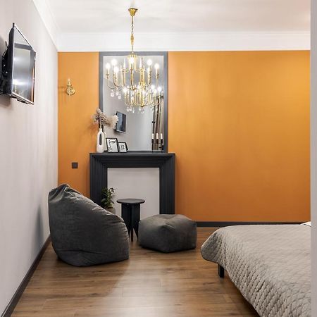 Modern Apartment Лвив Екстериор снимка
