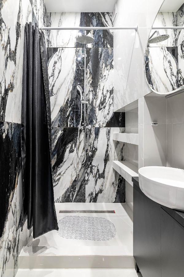 Modern Apartment Лвив Екстериор снимка