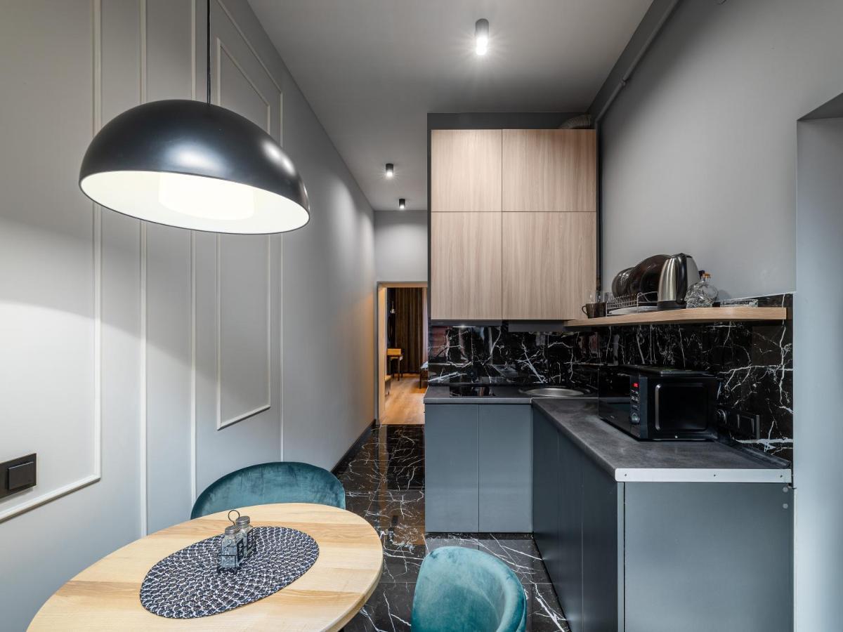 Modern Apartment Лвив Екстериор снимка