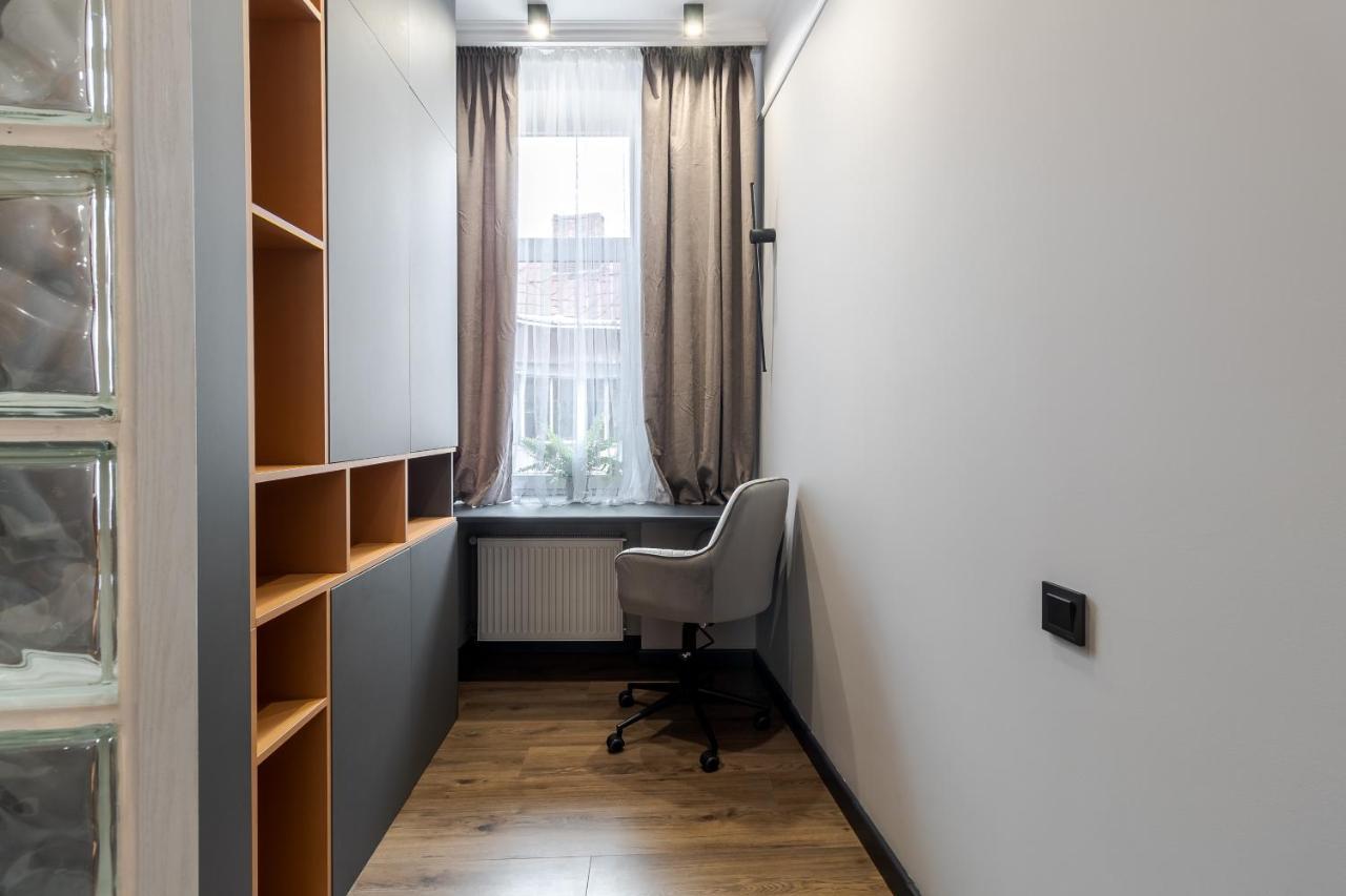 Modern Apartment Лвив Екстериор снимка